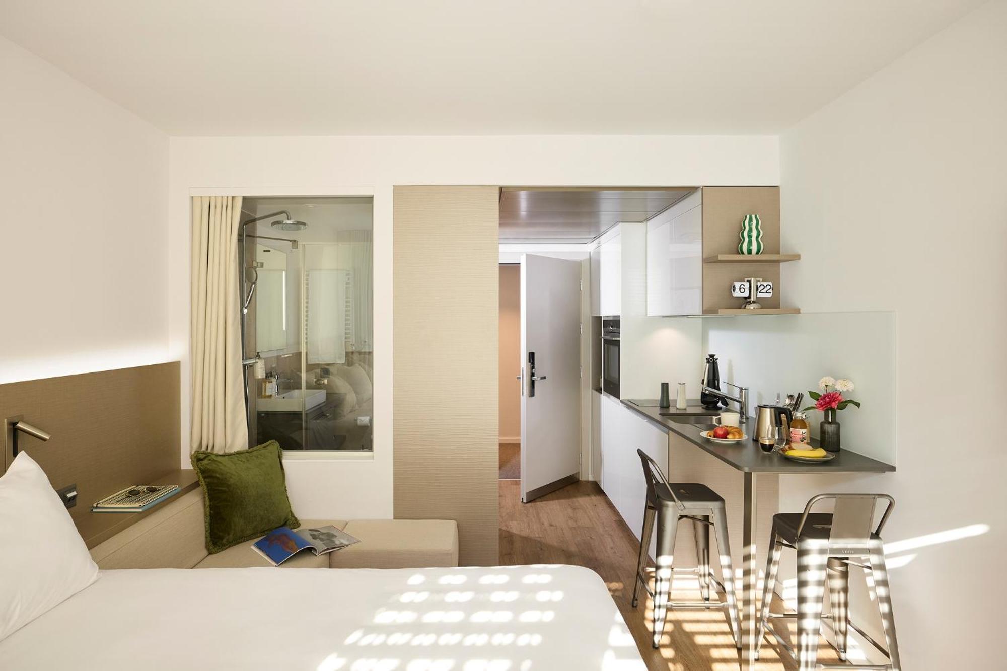 Hotel Base